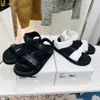 Le scarpe a fila nuove 2023 sandali estivi signore scarpe casual designer casual designer classico fibbia in pelle semplice una parola con tacco piatto spesso di scarpe formali di scarpe formali