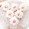 Dekorative Blumen künstliche Köpfe für Hochzeit 7 cm 100pcs Flanellrosen DIY Home Dekoration Scrapbooking Wrader Brautzubehör Corsage Corsage