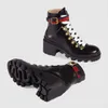 Lyxdesigner kvinnor Brittiska stövlar Rund tå Martin Boot Spänne Rem Chunky Heel Mode Broderade Ankel Sneakers Med Box