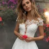 Boho Dentelle Appliqued Une Ligne Robes De Mariée Pour La Mariée Ivoire Tulle Jewel Neck Cap Manches Robes De Mariée Balayage Train Boutons Retour Plus La Taille Jardin Robes De Mariee CL1335