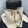 Sacos de noite simples bolsas de grande capacidade para mulheres 2022pu couro casual bolsa feminina cor sólida viagem compras mensageiro 349n