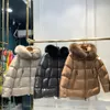 Designer Femmes Long Style Doudoune Monclaire Badge Brodé Femmes Hiver Hairball Puffer Manteau Vestes Femme Étiquetage Complet Couleur Noir