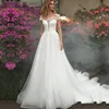 Boho Dentelle Appliqued Une Ligne Robes De Mariée Pour La Mariée Ivoire Tulle Jewel Neck Cap Manches Robes De Mariée Balayage Train Boutons Retour Plus La Taille Jardin Robes De Mariee CL1335