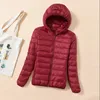 Trench da donna 2022 Piumino sottile ultraleggero taglie forti Donna Autunno Inverno Cappotto corto corto con cappuccio bianco caldo anatra Capispalla