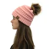 Cappello lavorato a maglia a coda di cavallo a righe con apertura incrociata dopo la moda autunnale e invernale dei cappucci caldi di lana da donna