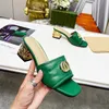 새로운 여성의 미드 힐 슬리퍼 여름 새 디자이너 가죽 오피스 샌들 버클 섹시한 스타일 신발 크기 35-44 상자 포함