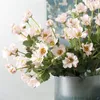 装飾的な花2PCSシングルブランチデイジーシルクスモールクリサンタンタム人工結婚式の花のアレンジブーケホームデコレーションフローラル