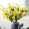 装飾的な花2PCSシングルブランチデイジーシルクスモールクリサンタンタム人工結婚式の花のアレンジブーケホームデコレーションフローラル