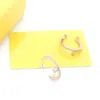 Europa Amerika modestijl Stud Earrings Lady Women Gold/Silver/Rose Color Hardware Gegraveerde letter F Instellingen Diamant C-Shape oorring