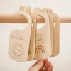 Keept een vaste baby kinderdagverblijf Dividers houten regenboogkleding organisatoren garderobe herdenking van groei voor geboren benodigdheden 221101