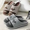 2023 mode pantoufles hiver coton Catroon dauphin maison intérieur peluche feutre antidérapant chaud confortable chaussures femmes gris maison chaussure