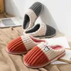 2023 Fashion Slippers Femmes Coton Zapatilla Stripe d'hiver Couple chaud couple Men de maison Maison Soupide confortable CHAMBRE FLAT PLIPPERS INDOOR