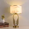 Tafellampen moderne eenvoud bureau lamp slaapkamer bedmacht aan de Nordic creatief smeedijzeren binnen warm trouwen decoratieve lichten