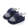 Första vandrare 2022 Chirldren Casual Shoes Stripe Baby Boys Girls Breattable Anti-Slip Sneakers Toddler Soft Soled For 0-12m