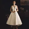 우아한 A- 라인 짧은 웨딩 드레스 2023 v 넥 민소매 하이 로마 새틴 여성 신부 가운 등이없는 맞춤형 멍청이 드 Noiva269o