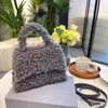 Designer v￤skor lambhair kvinnor timglashandv￤skor sm￥ kopplingar pursar lady axel crossbody tote varum￤rken v￤ska storlek 23 cm