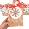 Geschenkwikkeling 12 stks Merry Christmas Candy Box met sneeuwvloktags Kraft Paper verpakking Doosjes Kerstmis feesthuis ornament