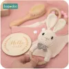 Lembranças bopoobo 1 conjunto de brinquedos de banho definido Kid Swaddle Wrap Baby Milestons Brush Rattle Bracelet Bibs Supplies Supplies Birth Gift Product 221101