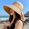 Breda randen hattar tv￥ s￤tt att b￤ra sommar f￶r kvinnor mode oregelbunden b￥ge design str￥ hatt sol rese strand