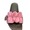2023 Pantofole piatte Sandali in raso plissettato Slip con fibbia in metallo su scarpe da spiaggia da esterno in gomma di pelle di design estivo da donna