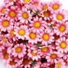 Kwiaty dekoracyjne 100pcs Jedwabny sztuczny kwiat stokrotka Fałszywe wielokrotne użycie sztucznych głowy Mały słonecznik