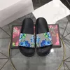 2022 남성 디자이너 슬라이드 여성 슬리퍼 패션 럭셔리 꽃 슬리퍼 가죽 고무 플랫 샌들 여름 해변 신발 로퍼 기어 바지 슬라이더 EUR 36-48