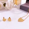 Luxury Europe America Fashion Jewelry Set Women Lady Lady Titanium Steel Engraved Letter 18K Gold Plated EarringsNecklace Set Heart Pendant Wedding Present Designer