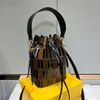 Damen-Beuteltasche Mini Buckets Bags aus braunem Leder mit Kordelzug und Metallverzierung in schwarzer Handbemalung