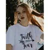 恐怖の手紙を印刷する女性のTシャツの信仰