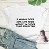Женщина делает футболку не должна быть скромной, чтобы уважать футболку-феминистские женщины