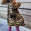 女性の毛皮のフェイクコート冬の女性太い長いターンダウン豪華なウサギフリースジャケットテディウーマン2022新しいT221102