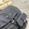 2022 Unisex klassische Handtaschen Nylon Rucksack Schwarz Rucksack Dreieck Zeichen Umhängetaschen Schöne Qualität Mehrere Taschen