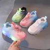 Sneakers Rozmiar 21-30 Gradient LED Kolor dla dzieci dzieci swobodne trampki świetliste Sole świecące buty dziewczyna chłopiec 221101