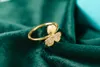 Lyxvarumärkesdesignerband Rings för kvinnor 18K Guldpläterad papper Kristallblomma Fyra Leaf Clover Charm Ring Love Smycken Valentine Anniversary With Box