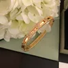 Projektant marki Clover Bangle Bransoletka dla kobiet 18K Gold Splated Full Crystal Four Leaf Perlee Sweet Clover Flower Mankiet Walentynki Prezent z pudełkiem