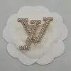 Lyxkvinnor män designer varumärke bokstäver broscher 18k guld pläterad inlay kristall strass smycken brosch charm stift v-bokstäver gifta sig julfest gåva accessorie