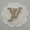 Luxe Femmes Hommes Designer Marque Lettres Broches Plaqué Or 18 Carats Incrustation Cristal Strass Bijoux Broche Charme Pin V-Lettre Mariage Fête De Noël Cadeau Accessoire