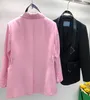 Jaquetas de grife feminino Jaquetas de outono da primavera com cintos de faixas de moda crachá lantejas de casacos de streetwear casual preto rosa