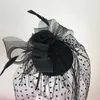 Cappello affascinante di nozze per la sposa velo floreale a maglie nera con sposa con puntine di perle ad affascinante gelido.