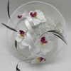 Gioielli per capelli da sposa Fascinator di piume nere Fermagli per capelli floreali anni '40 ricci rossi/bianchi con disco Sinamay con fiori