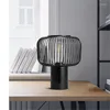 Lâmpadas de mesa Modern simples Arte de ferro simples Lâmpada decorativa LED E27 Black/White Lampbody Living/Model Room Quarto Bundas de cabeceira