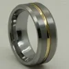 結婚指輪8mm幅男性 /女性光沢のある金色のメッキ1行溝 /光沢のあるベベル /ブラシ表面タングステンリング