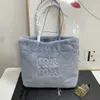 Totes Bolsos de hombro Otoño e invierno nuevo producto m-u bolso de mano de piel un hombro portátil felpa compras color caramelo desplazamiento blanco