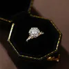 Bague en diamant fleur tenue à la main fille Mo Sangshi rubis bague à motif de vis bagues pour hommes classiques hommes concepteur en acier au titane pour femmes cadeaux de luxe femme fille bijoux