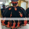 2023 Applique floral de veludo Aplique Charro Quinceanera Vestidos com bon￩ fora do ombro Vestido de baile de xale destac￡vel Vestido mexicano Sweet 15 Girls Dress