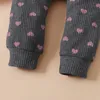 Set di abbigliamento nati Set di vestiti per neonate Rosa Top con volant per bambini Stampa a cuore Pantaloni con fiocco Principessa Abiti casual per neonati Completo 221103