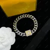 Designerörhängen armband silver halsband kedja smycken lyxbrev hänge f armband för kvinnor män örhänge tillbehör bijou9950525
