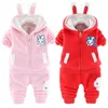 Kleidungssets Winter-Babykleidung plus samtdicker zweiteiliger Anzug für Jungen und Mädchen, Kleinkinder, warme Cartoon-Bär-Kapuzenjacke und Hosen 221103