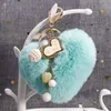Schlüsselanhänger Netter Herz-Pompom-Schlüsselanhänger Charms Perlenquaste Flauschiger bündiger Kunstpelz-Schlüsselanhänger für Frauen-Mädchen-Taschenanhänger