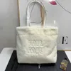 Totes Bolsos de hombro Otoño e invierno nuevo producto m-u bolso de mano de piel un hombro portátil felpa compras color caramelo desplazamiento blanco